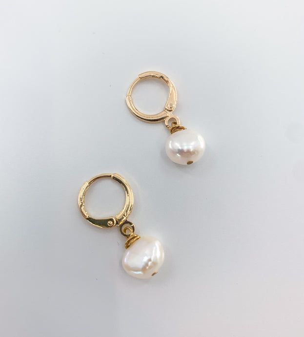 Huggie Pearl Earring